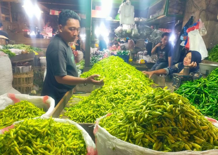 Salah satu kegiatan perpasaran di pasar tradisional di Surabaya.