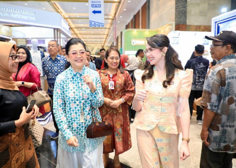 Arumi Bachsin saat menghadiri The 26th Jakarta International Handicraft Trade Fair (INACRAFT) 2026 yang digelar di Jakarta International Convention Center.