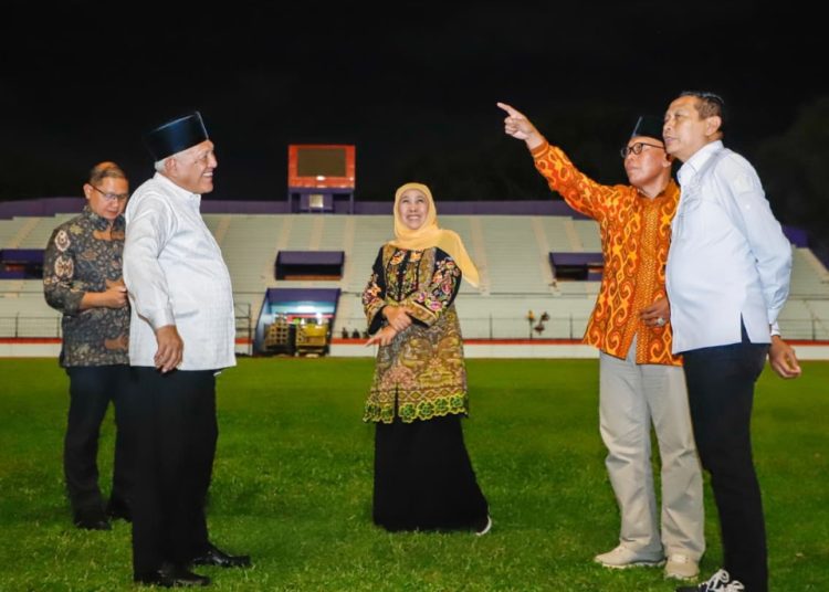 Gubernur Jawa Timur Khofifah Indar Parawansa meninjau kesiapan Stadion Gajayana  Kota Malang