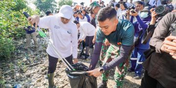 Gubernur Jawa Timur Khofifah Indar Parawansa memimpin apel dan aksi Kurve Sampah Pantai yang digelar bersama jajaran  Forkopimda Jawa Timur di Pantai Tambak Wedi, Kecamatan Kenjeran, Surabaya.
