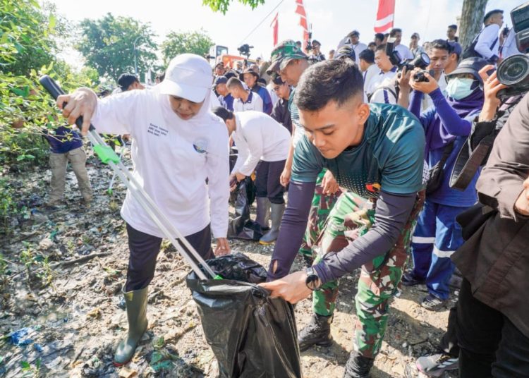Gubernur Jawa Timur Khofifah Indar Parawansa memimpin apel dan aksi Kurve Sampah Pantai yang digelar bersama jajaran  Forkopimda Jawa Timur di Pantai Tambak Wedi, Kecamatan Kenjeran, Surabaya.