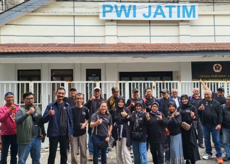 Kontingen PWI Jatim yang siap menghadiri HPN 2026 di Serang Banten.