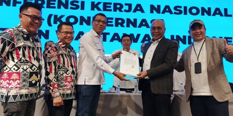 Penyerahan surat dukungan dari Gubernur Lampung Rahmat Mirzani Djausal yang siap menjadi tuan rumah HPN dan Porwanas tahun 2027.