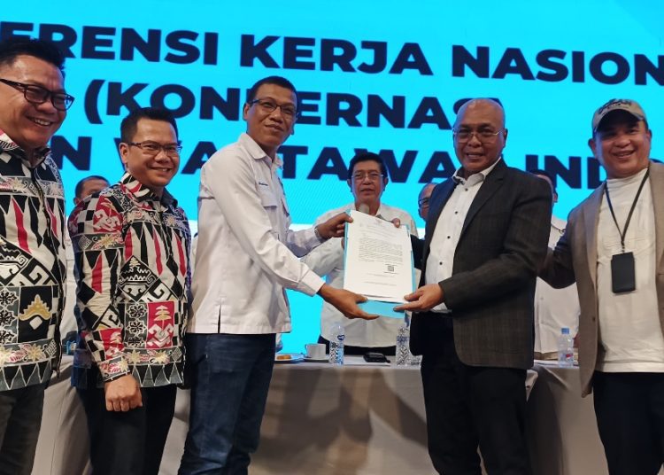 Penyerahan surat dukungan dari Gubernur Lampung Rahmat Mirzani Djausal yang siap menjadi tuan rumah HPN dan Porwanas tahun 2027.