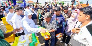 Pasar murah di lapangan Tambak Wedi Kecamatan Kenjeran, Kota Surabaya.