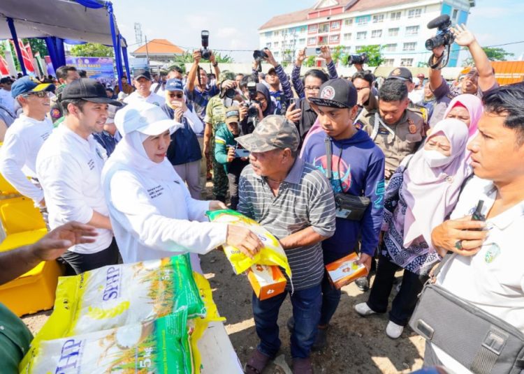 Pasar murah di lapangan Tambak Wedi Kecamatan Kenjeran, Kota Surabaya.