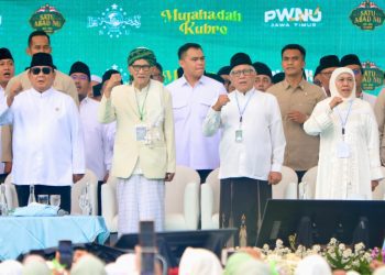 Gubernur Jawa Timur Khofifah Indar Parawansa mendampingi Presiden Republik Indonesia Prabowo Subianto menghadiri puncak peringatan satu abad Nahdlatul Ulama