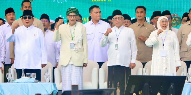 Gubernur Jawa Timur Khofifah Indar Parawansa mendampingi Presiden Republik Indonesia Prabowo Subianto menghadiri puncak peringatan satu abad Nahdlatul Ulama