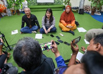 Konferensi pers oleh manajemen PD Kebun Binatang Surabaya.