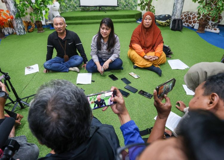 Konferensi pers oleh manajemen PD Kebun Binatang Surabaya.