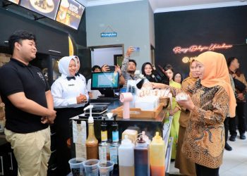 Gubernur Jawa Timur Khofifah Indar Parawansa  saat meninjau langsung aktivitas pembelajaran dan unit praktik di Sekolah Menengah Kejuruan Negeri 1 Buduran, Kabupaten Sidoarjo.