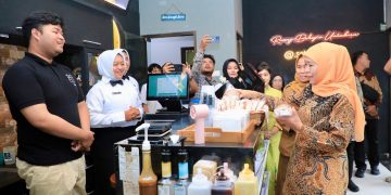 Gubernur Jawa Timur Khofifah Indar Parawansa  saat meninjau langsung aktivitas pembelajaran dan unit praktik di Sekolah Menengah Kejuruan Negeri 1 Buduran, Kabupaten Sidoarjo.