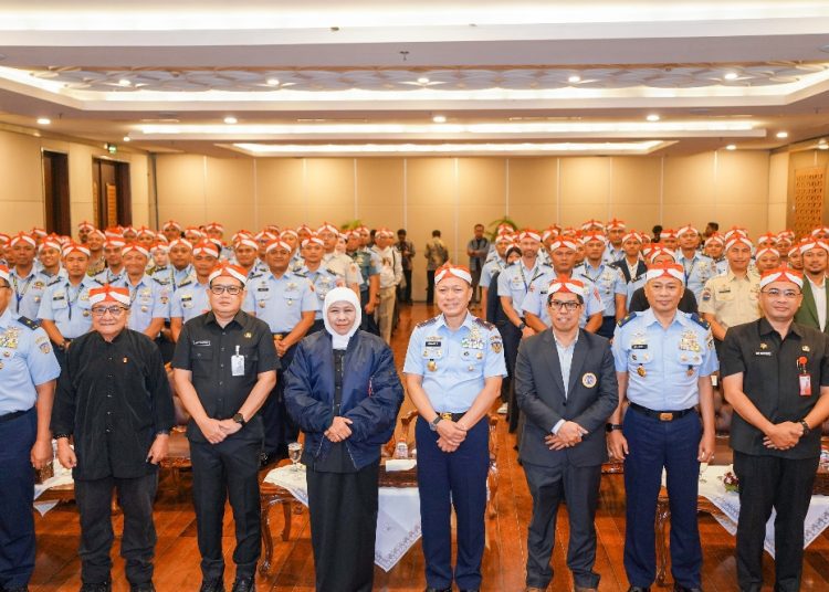 Gubernur Jawa Timur Khofifah Indar Parawansa pada Sarasehan Perwira Siswa (Pasis) Sekolah Staf dan Komando Angkatan Udara (Seskoau) Angkatan ke-64 Tahun Pelajaran 2026 di Grand City Convex, Surabaya.
