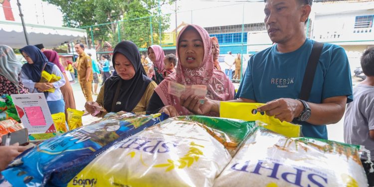 Gerakan Pasar Murah di lapangan Asemrowo, Jalan Asem Raya Nomor 19, Kelurahan Asemrowo.