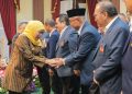 Gubernur Jatim Khofifah Indar Parawansa menyalami pengurus KONI Provinsi Jawa Timur masa bakti 2025–2029 di Gedung Negara Grahadi, Surabaya.