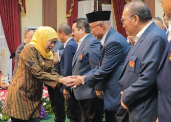 Gubernur Jatim Khofifah Indar Parawansa menyalami pengurus KONI Provinsi Jawa Timur masa bakti 2025–2029 di Gedung Negara Grahadi, Surabaya.