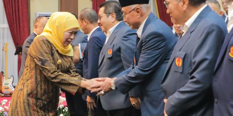 Gubernur Jatim Khofifah Indar Parawansa menyalami pengurus KONI Provinsi Jawa Timur masa bakti 2025–2029 di Gedung Negara Grahadi, Surabaya.