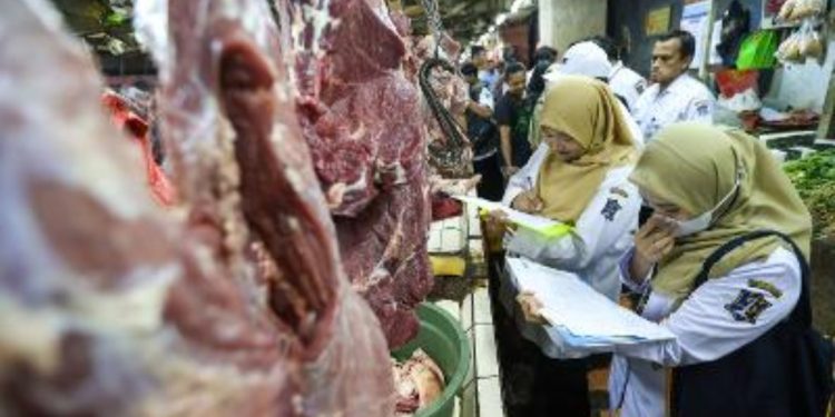 Tim Pemkot Surabaya melakukan pemantauan harga dan ketersediaan bahan pokok di sejumlah titik strategis menjelang Ramadan dan Idul Fitri.