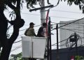 Tim Satpol PP Surabaya menertibkan utilitas fiber optik (FO) milik sejumlah penyedia layanan internet yang tidak berizin di kawasan Jalan Panjang Jiwo, Surabaya.