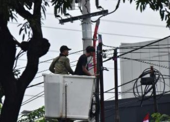Tim Satpol PP Surabaya menertibkan utilitas fiber optik (FO) milik sejumlah penyedia layanan internet yang tidak berizin di kawasan Jalan Panjang Jiwo, Surabaya.