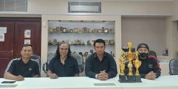 Panpel Minisoccer Piala PWI Jatim saat menggelar konferensi pers menjelang bergulirnya turnamen.