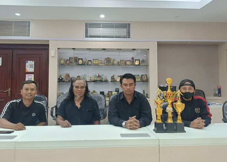 Panpel Minisoccer Piala PWI Jatim saat menggelar konferensi pers menjelang bergulirnya turnamen.