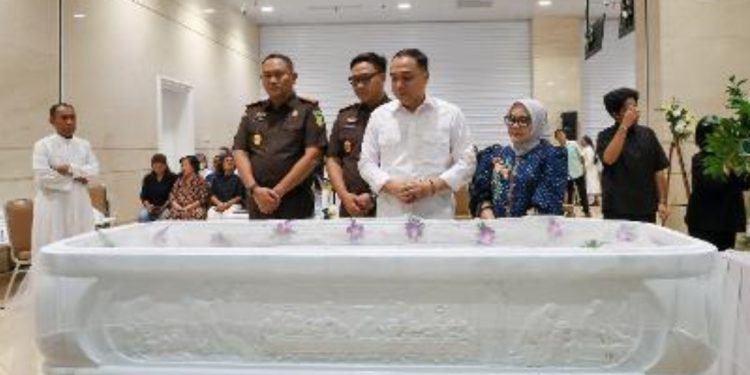 Wali Kota Surabaya Eri Cahyadi bersama istrinya, Rini Indriyani di rumah persemayaman Grand Heaven Surabaya.