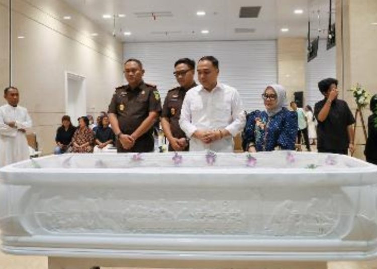 Wali Kota Surabaya Eri Cahyadi bersama istrinya, Rini Indriyani di rumah persemayaman Grand Heaven Surabaya.