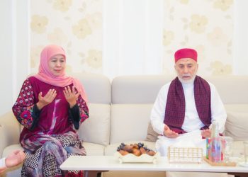 Gubernur Jawa Timur Khofifah Indar Parawansa saat  menghadiri Haul dan Hari Lahir (Harlah) Pondok Pesantren Progresif Bumi Sholawat.