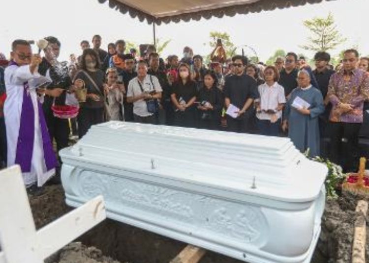 Prosesi pemakaman jenazah Ketua DPRD Kota Surabaya Dominikus Adi Sutarwijono.