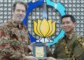 Rektor ITS Prof Dr (HC) Ir Bambang Pramujati ST MScEng PhD bersama Dubes Indonesia