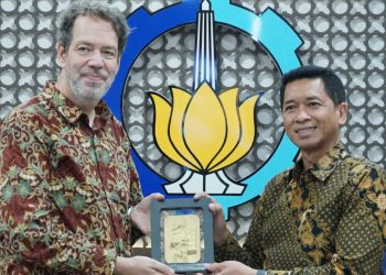 Rektor ITS Prof Dr (HC) Ir Bambang Pramujati ST MScEng PhD bersama Dubes Indonesia