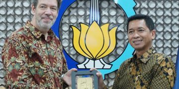 Rektor ITS Prof Dr (HC) Ir Bambang Pramujati ST MScEng PhD bersama Dubes Indonesia