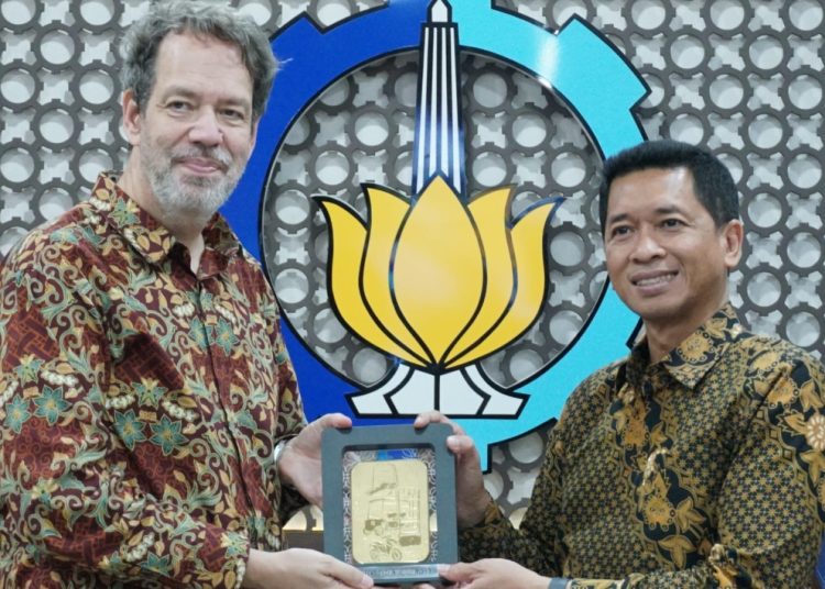 Rektor ITS Prof Dr (HC) Ir Bambang Pramujati ST MScEng PhD bersama Dubes Indonesia