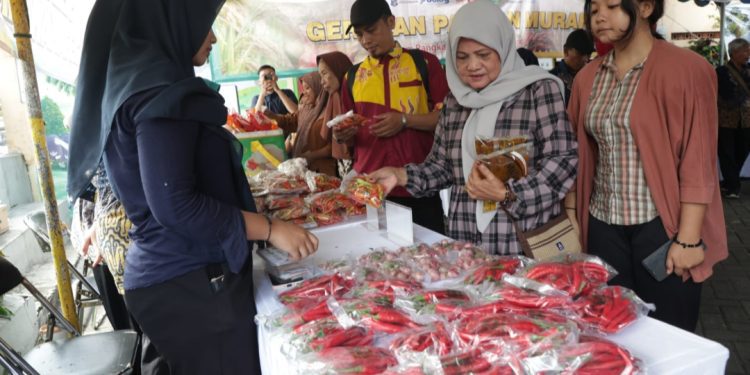 Gerakan Pangan Murah (GPM) yang berlokasi di Balai RW 1, Jalan Jepara III No. 1, Kelurahan Jepara, Kecamatan Bubutan, Surabaya.