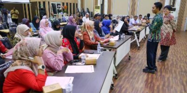Program Review Pendampingan Pengembangan Usaha Mikro yang digelar di Ruang Praban lantai 3, Kantor Badan Perencanaan Pembangunan Daerah Kota Surabaya.