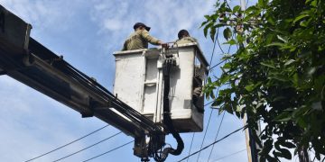 Penertiban puluhan tiang kabel fiber optik yang tidak mengantongi izin.