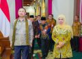 Gubernur Jatim Khofifah Indar Parawansa bersama Duta Besar Uzbekistan untuk Indonesia dan ASEAN, Oybek Eshonov, di Gedung Negara Grahadi, Surabaya.