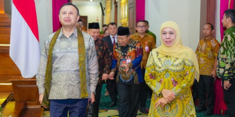 Gubernur Jatim Khofifah Indar Parawansa bersama Duta Besar Uzbekistan untuk Indonesia dan ASEAN, Oybek Eshonov, di Gedung Negara Grahadi, Surabaya.