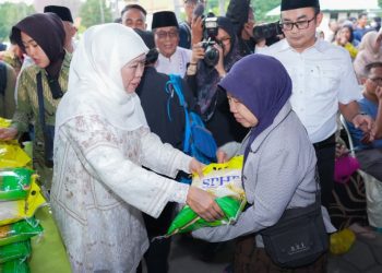 Pasar Murah yang digelar di kawasan Masjid Al Akbar Surabaya.