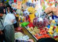 Gubernur Jawa Timur Khofifah Indar Parawansa melakukan sidak harga dan ketersediaan bahan pokok di Pasar Tambahrejo, Surabaya.
