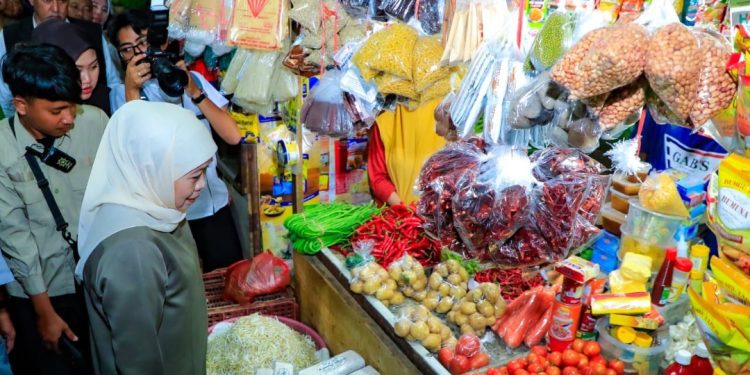Gubernur Jawa Timur Khofifah Indar Parawansa melakukan sidak harga dan ketersediaan bahan pokok di Pasar Tambahrejo, Surabaya.