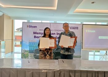 CEO Siloam Hospitals Surabaya, dr. Maria Magdalena Padmiddewi, Sp.PK, bersama Branch Manager Hyundai Gubeng, Eri Nugroho Tanojo usai penandatanganan MoU.