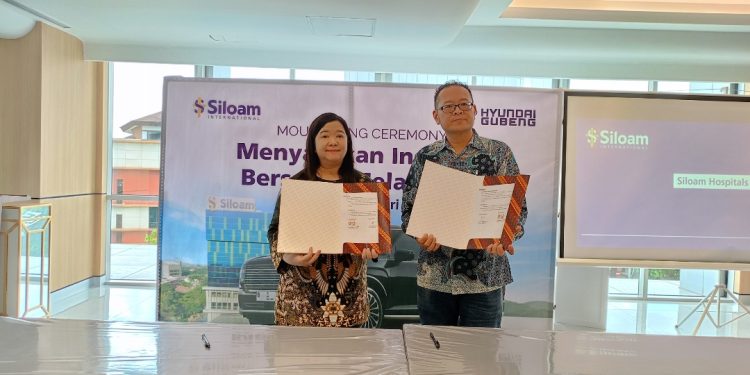 CEO Siloam Hospitals Surabaya, dr. Maria Magdalena Padmiddewi, Sp.PK, bersama Branch Manager Hyundai Gubeng, Eri Nugroho Tanojo usai penandatanganan MoU.
