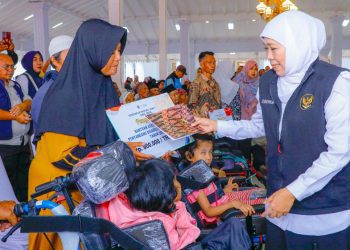 Gubernur Jawa Timur Khofifah Indar Parawansa menyalurkan bantuan sosial dan pemberdayaan di Pendopo Kabupaten Pasuruan.