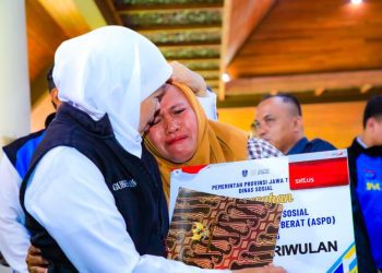 Gubernur Jawa Timur Khofifah Indar Parawansa menyalurkan bantuan sosial dan pemberdayaan masyarakat desa di Bansos yang digelar di Pendopo Kabupaten Sidoarjo.
