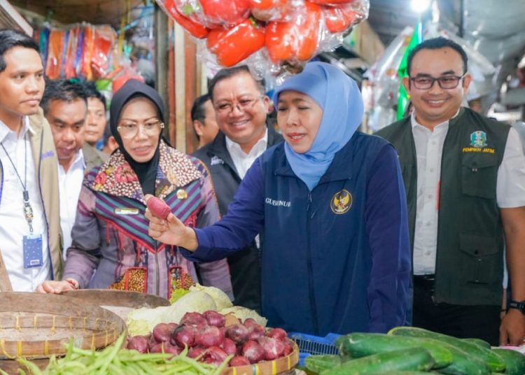 Gubernur Jawa Timur Khofifah Indar Parawansa meninjau harga dan ketersediaan kebutuhan pokok di Pasar Larangan, Sidoarjo.