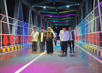 Gubernur Jawa Timur Khofifah Indar Parawansa di sela meresmikan Jembatan Bubak di Kecamatan Gondang, Kabupaten Mojokerto.