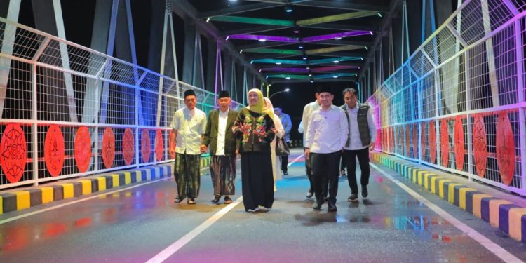 Gubernur Jawa Timur Khofifah Indar Parawansa di sela meresmikan Jembatan Bubak di Kecamatan Gondang, Kabupaten Mojokerto.