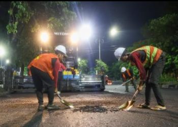 Tim satgas dari Dinas Sumber Daya Air dan Bina Marga diturunkan untuk memperbaiki jalan berlubang.